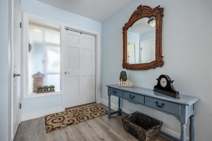 Cozy, Pool, Sleeps 6 - Villa Sunny Escape