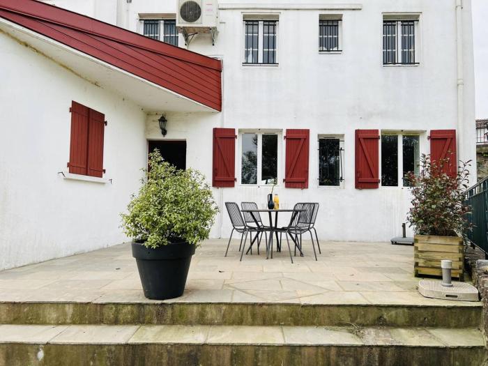 Appartement T2 de charme à Cambo, centre-ville, petite terrasse, Internet, animaux admis - FR-1-495-117