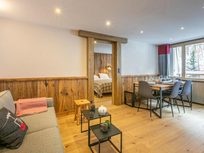 Appartement spacieux exposé Sud avec balcon, proche des pistes et commodités, Val-dIsère - FR-1-694-311