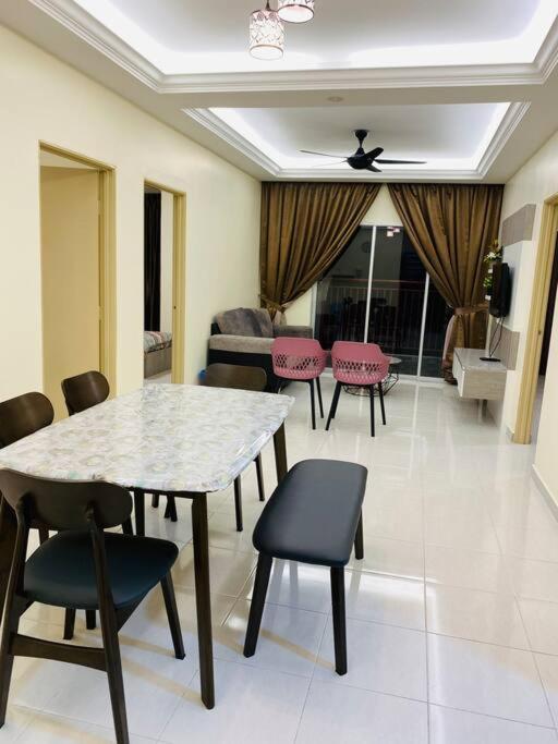 Emerald Avenue Apartment Madam Ng.