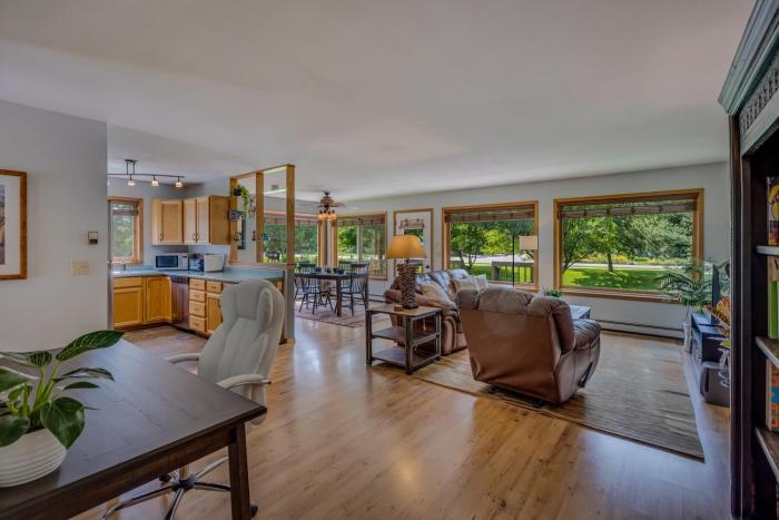 Happy Home - Cozy Retreat With Deck Near Downtown Carbondale