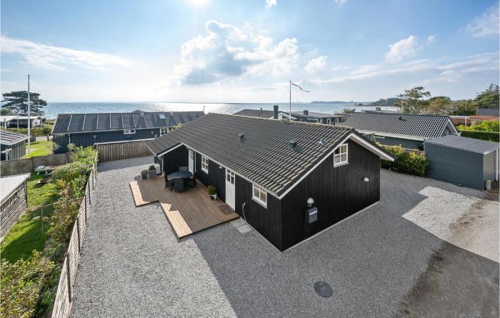 Awesome Home In Rønde With Kitchen