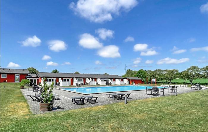 2 Bedroom Lovely Apartment In Aakirkeby