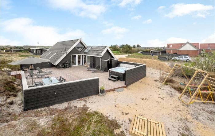 Three-Bedroom Holiday Home In Hvide Sande