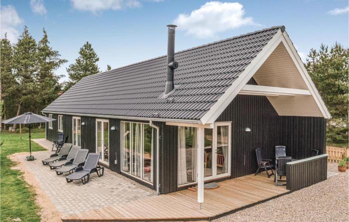 Three-Bedroom Holiday Home In Blavand