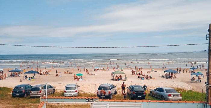 Casa com piscina à beira-mar