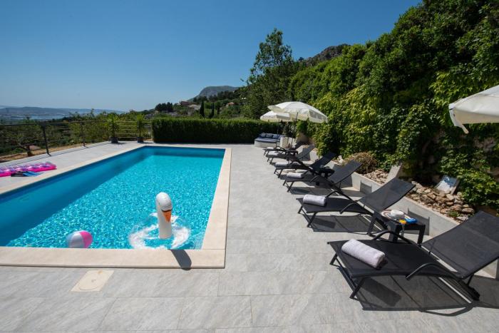 Holiday House App Grace with pool and view in Klis