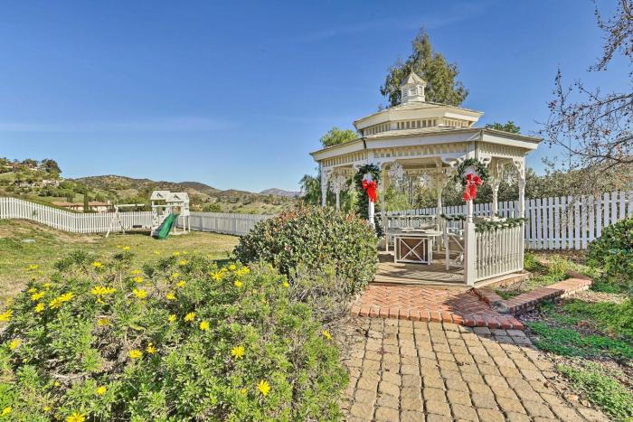 Garden, Gazebo & Fire Pit: Fallbrook Home!