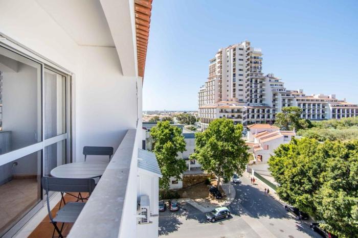 Albufeira Holidays Near The Strip