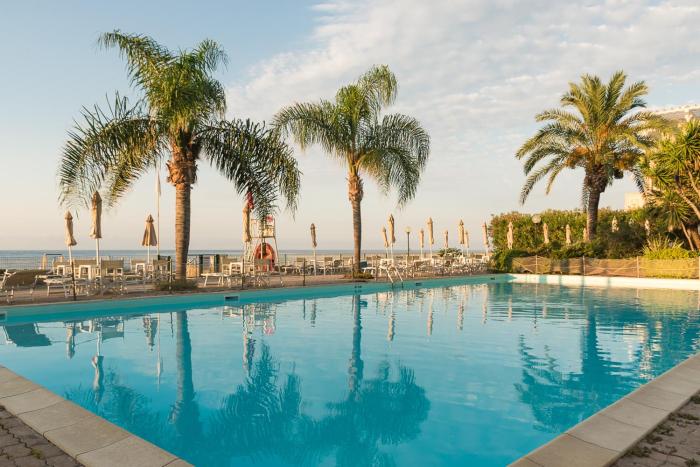 Elegante Appartamento con Piscina - Wi-Fi & Box Privato