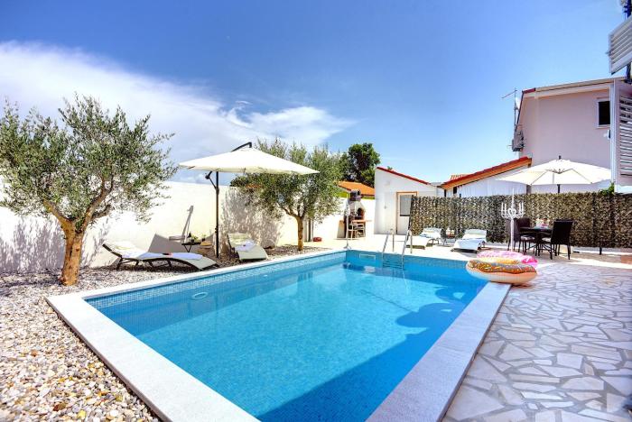 Cozy villa Michelle with private pool near Pula