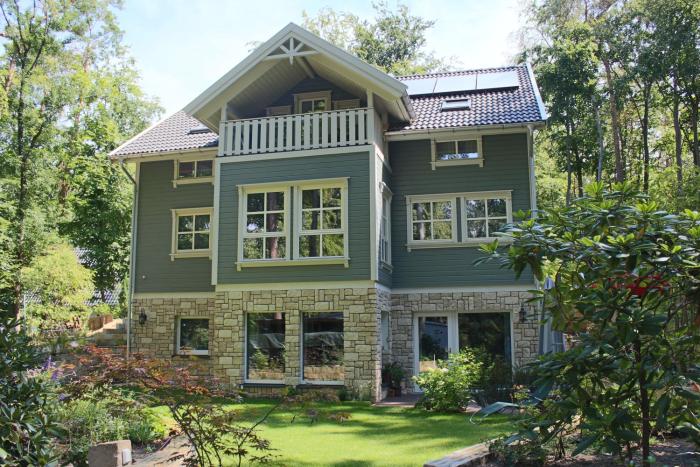 Moderne Wohnung im skandinavischen Stil am Waldrand