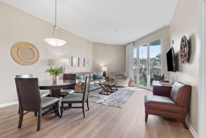 Family friendly condo in heart of Destin! Resort style pool, tennis courts minutes from beach