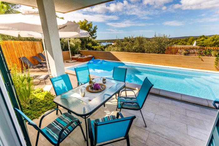 Villa NONO Jure - Private Pool & Jacuzzi, Milna Brač