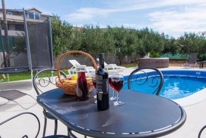 Family-friendly apartments with swimming pool Trogir - 20379