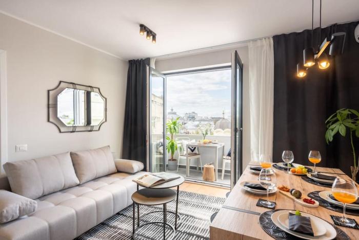 Stunning Views 2BR Midtown Flat - Charming Balcony