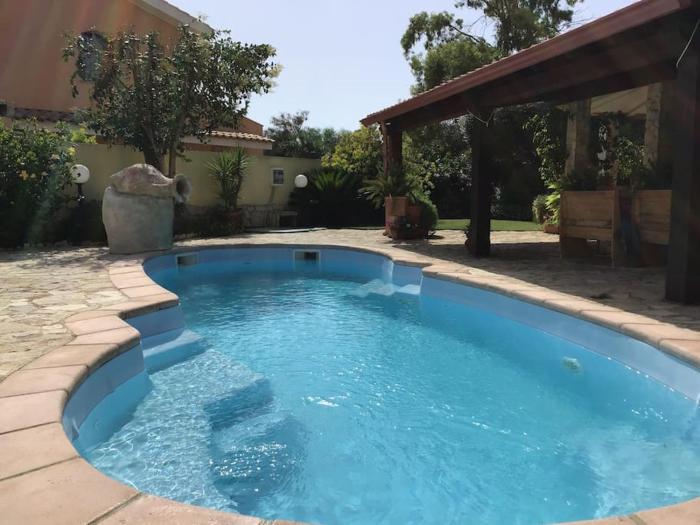 Apartment in Villa, Beach 3 minutes walk, spiaggia 3 minuti a piedi