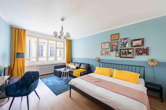 COLOURFUL MODERN FLAT BALCONY CHARLES BRIDGE