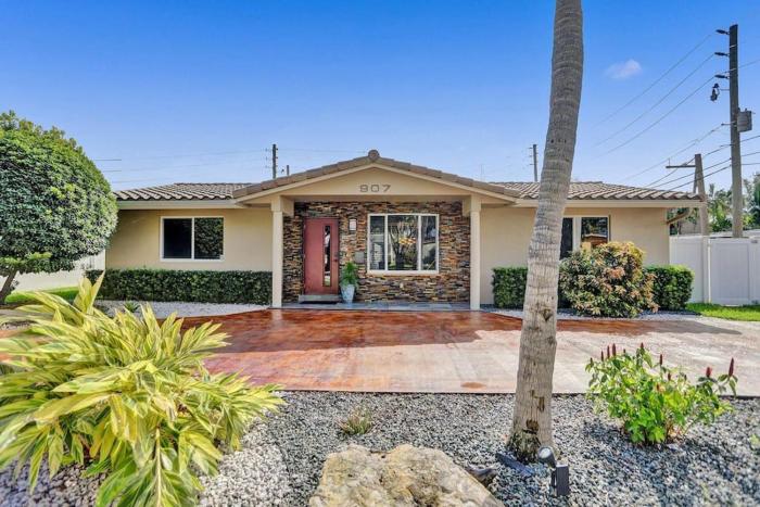 Hollywood Villa close to the BEACH wHEATED POOL