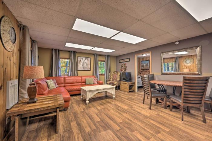 ‘John Wayne Apartment - Deck, BBQ, Horses On-Site