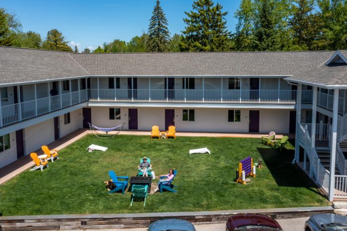 Julies Park Cafe & Motel