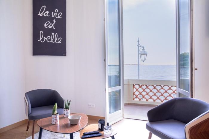 " Nid Damour " Évasion de Rêve - Pieds dans leau face à la mer