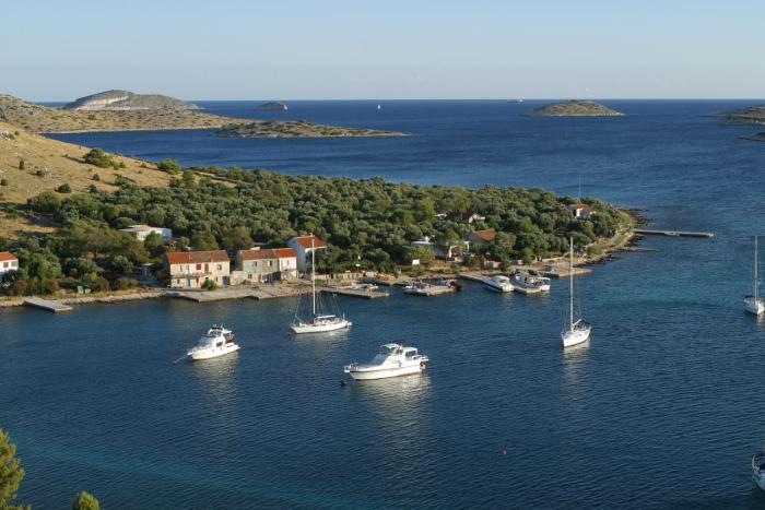 Apartments & Stone cottage - National park Kornati