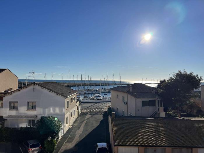 Confortable T2 climatisé, balcon, parking sécurisé, proche plage et commerces - FR-1-701-37