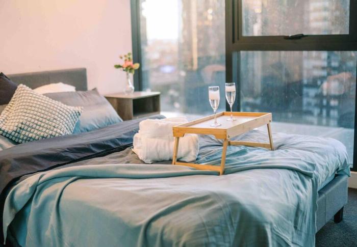 Southbank Serenity 2BR, FREE Parking, and Wi-Fi