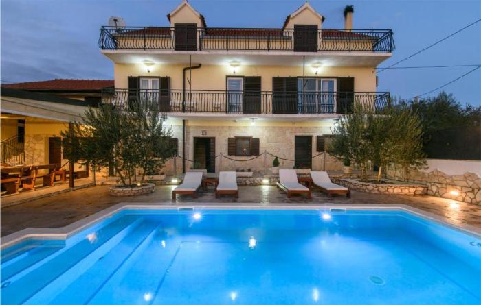 Stunning Home In Unesic With Jacuzzi, Wifi And Outdoor Swimming Pool