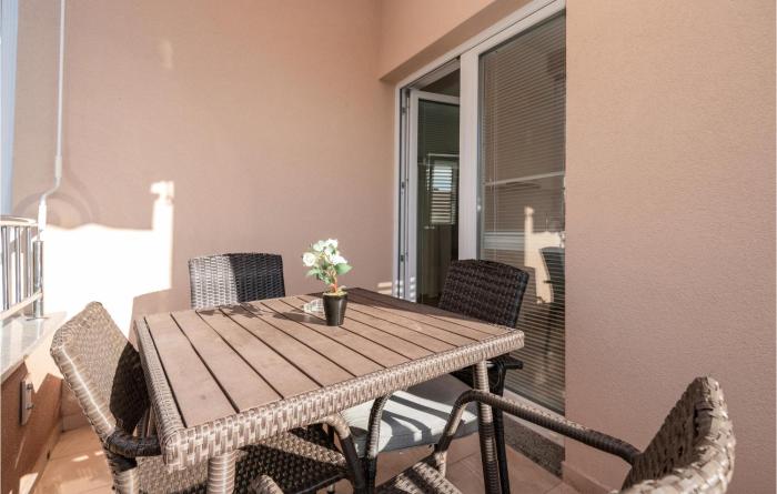 Amazing Apartment In Gradac With 1 Bedrooms And Wifi