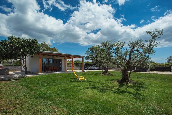 Gepflegtes Ferienhaus mit moderner Ausstattung, Parkplatz, Klima