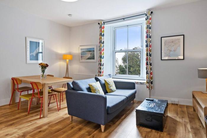 Pendennis - Bright Victorian flat, sea views & close to beach