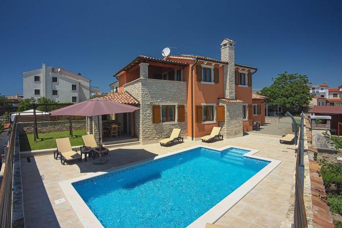 Villa nur 800 Meter zum Strand mit Meerblick, privatem Pool, BBQ und Spielplatz