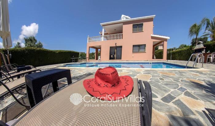 Family Villa Short Walk To Coral Bay Strip 5 Min and Pub, shops etc