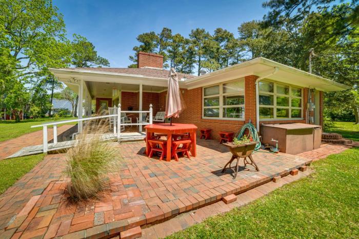 Fifties Beaufort Home with Patio, On Newport River!