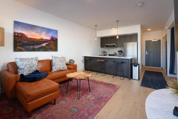 Stylish SoBo Condo - Steps to Main St