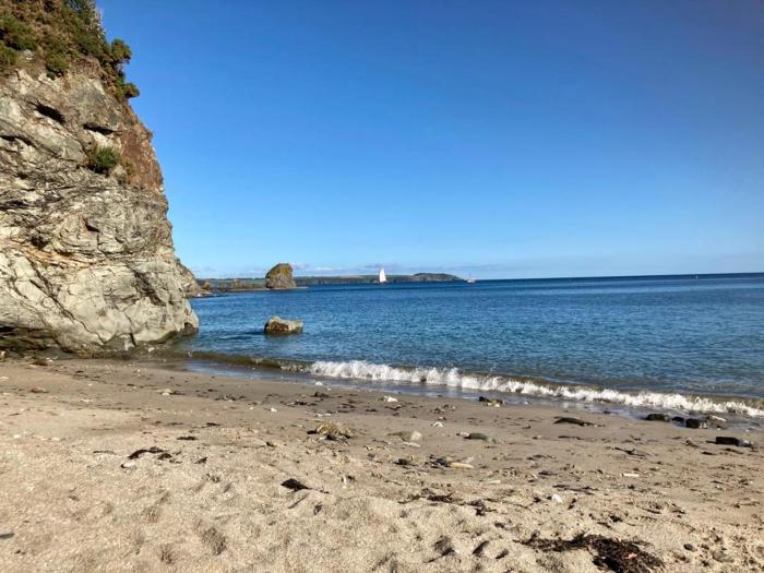 Stunning Apartment, balconies, private beach, coast path