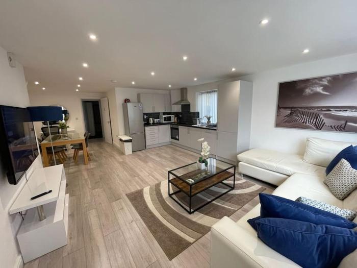 Maisy Lodge - Two Bed Lux Flat - Parking, Netflix, WIFI - Close to Blenheim Palace & Oxford - F2