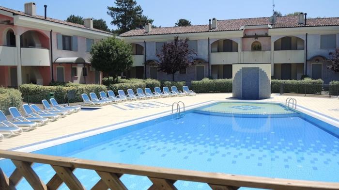 Bright apartment with swimming pool