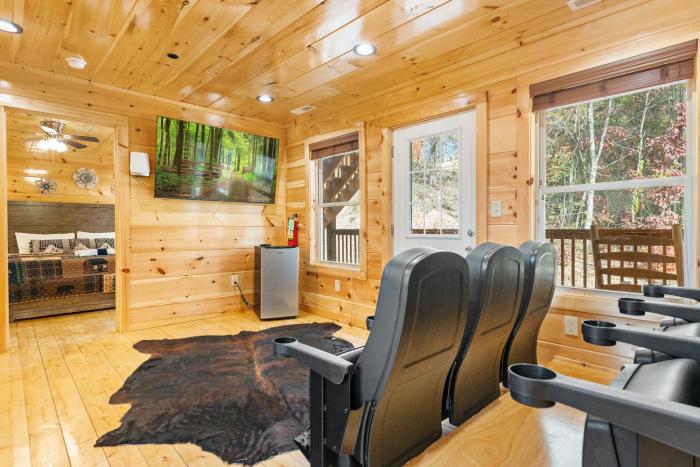 Pine Mountain Retreat, Hot Tub, Game Room, 560 FREE tickets each paid day!!!