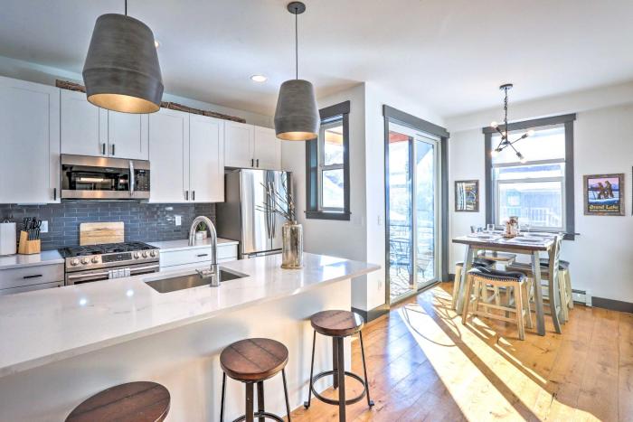 Modern Mountain Getaway, Walk to Grand Lake!