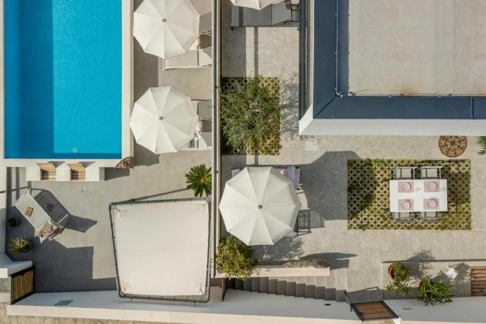 Holiday home Lolina,sea on a palm! HEATED POOL