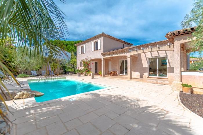 Villa for 9 people 15 mins walk from the beaches and the center of Ste Maxime
