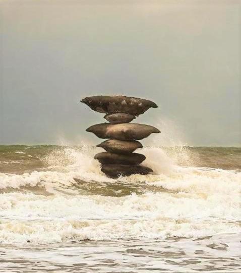 TINY APT w balcony and SEAVIEW, even out of your bed !