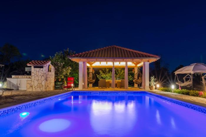 House vacation with pool,three rooms,near Šibenik