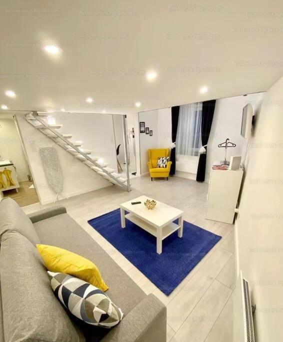 Keleti pályaudvar Train station-Home