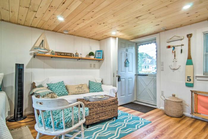 Walk to Beach Bright and Cozy Cape Cod Studio!