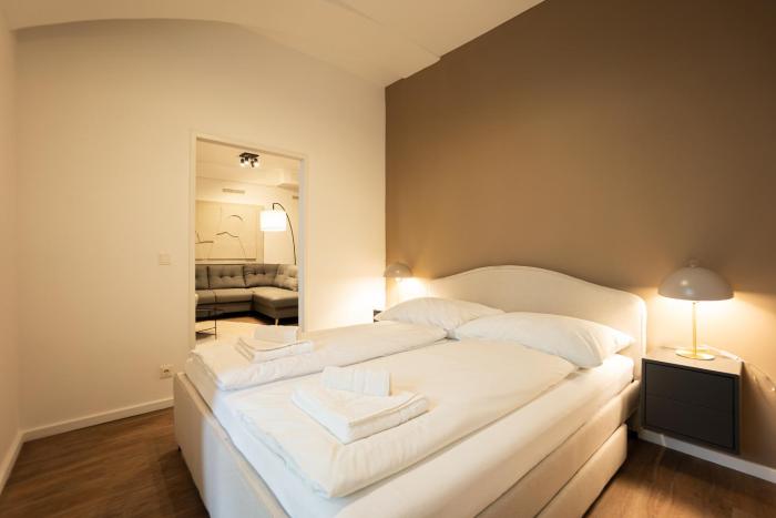 Stylish apartment with dedicated working space and super king-size bed located between city centre and Donau river
