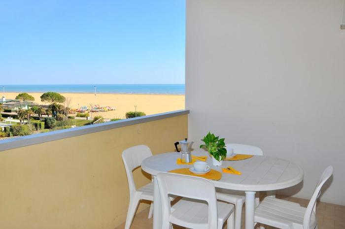 Peaceful seaside flat with swimming pool in Bibione